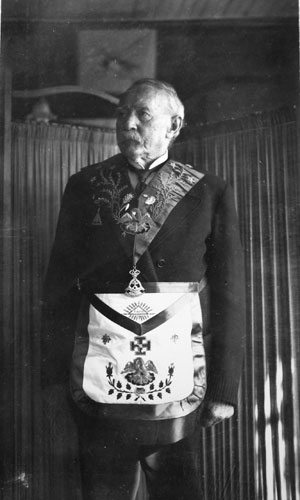 Rodofo Mortensen, vestido de francmasón mortensen